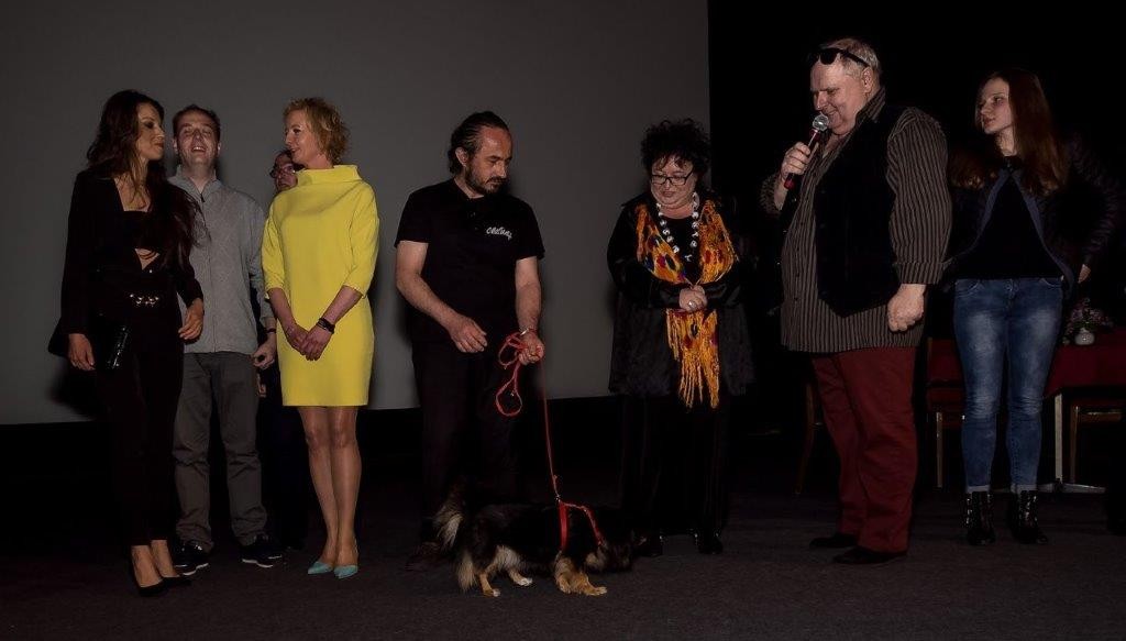 Aktorzy ITAN na scenie zaraz po pokazie. Mieczysław Baczyński ze swoim psem, który wystąpił w filmie.