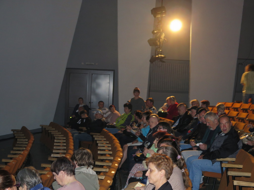 Publiczność na widowni Proszowickiego domu kultury