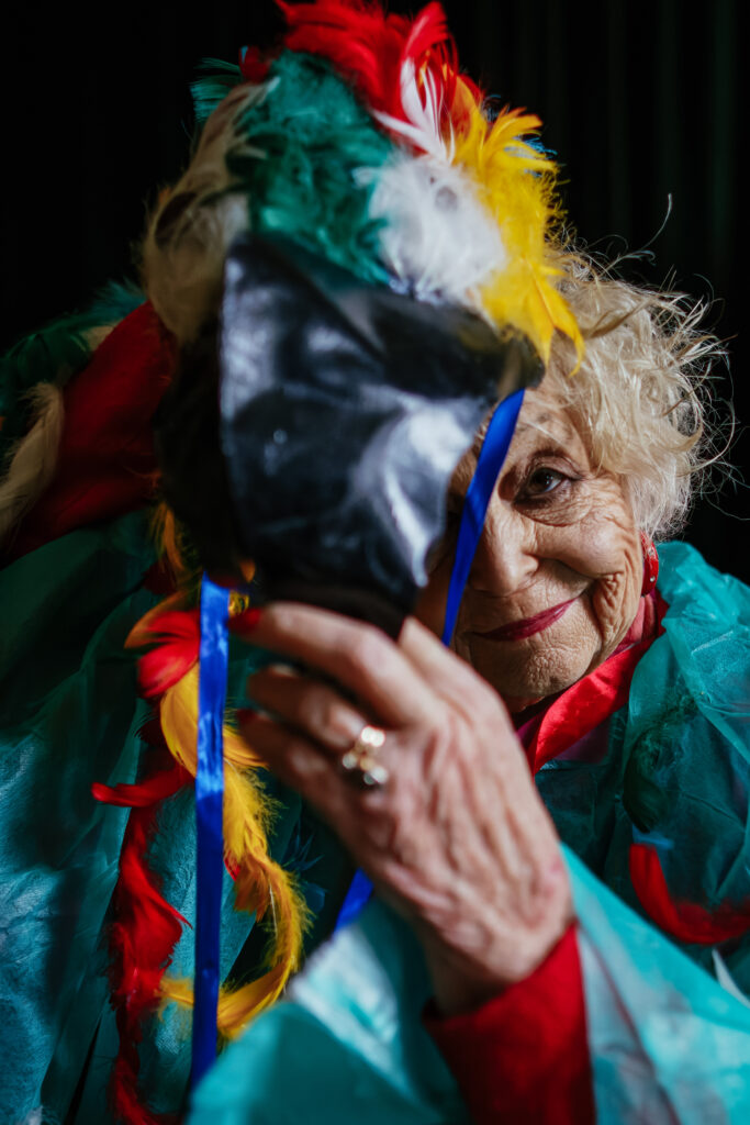 Aktorka Magda ubierająca kostium Papugi.