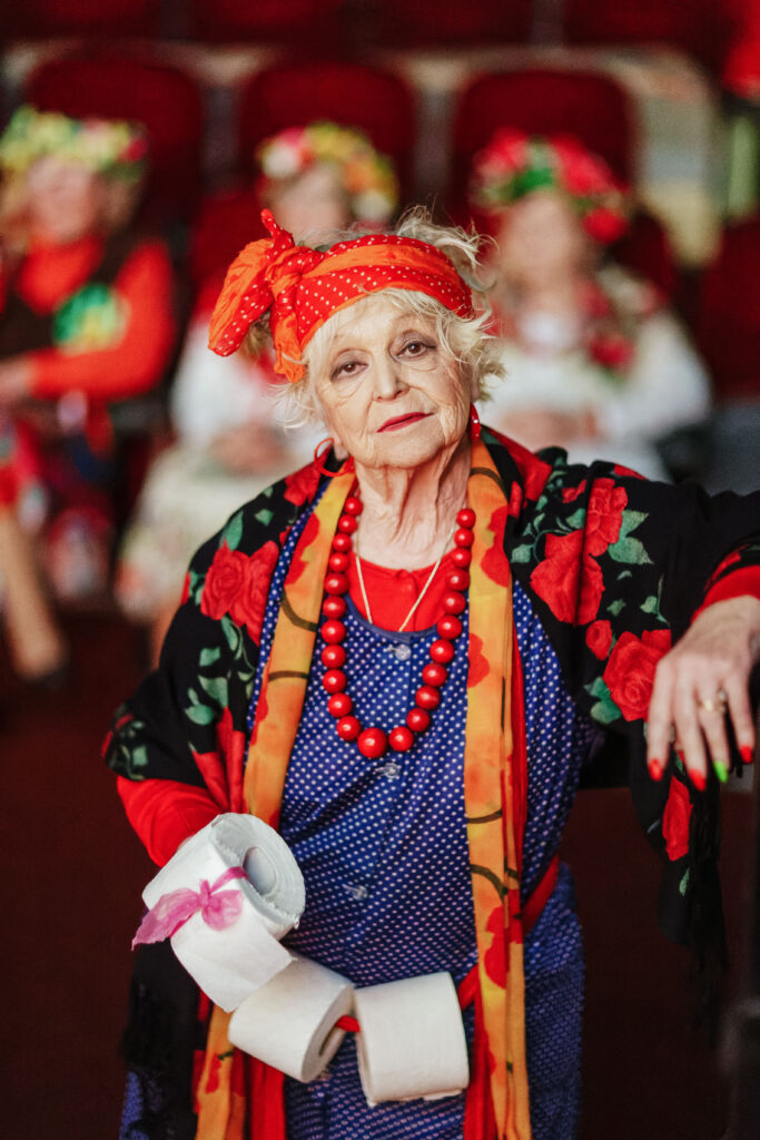 Zdjęcie portretowe aktorki Magdy w kostiumie babci klozetowej.