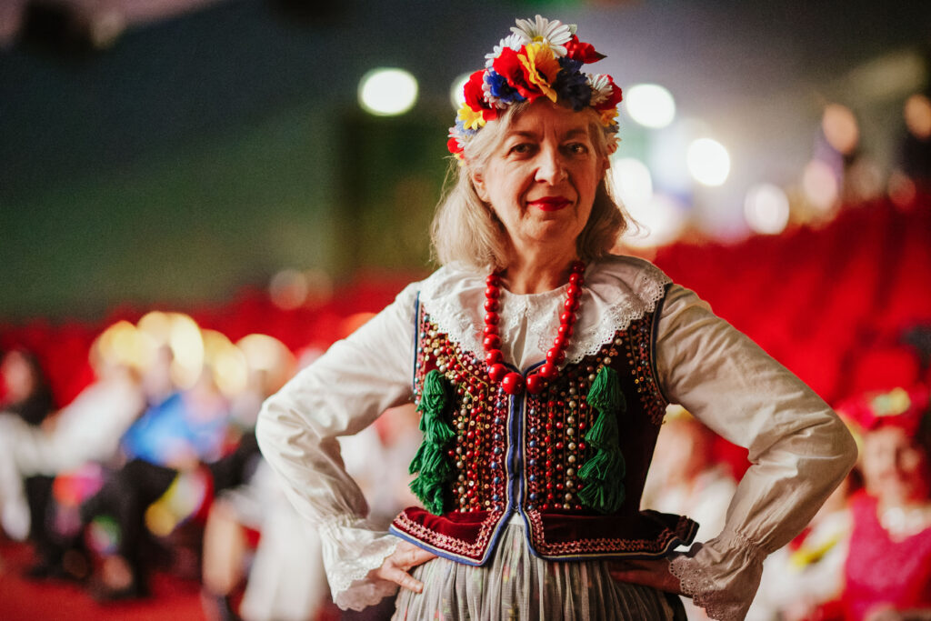 Aktorka Ela w stroju Krakowianki z przedstawienia "Wesele po krakowsku"