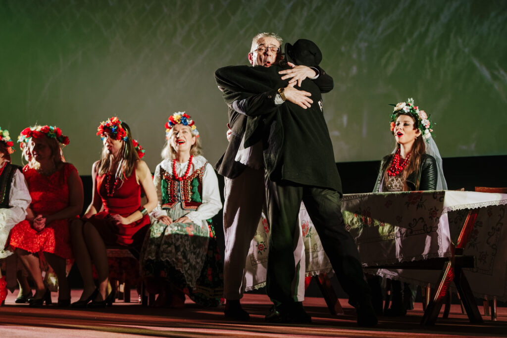 Aktorzy Janusz i Mietek przytulający się "na misia" podczas spektaklu.