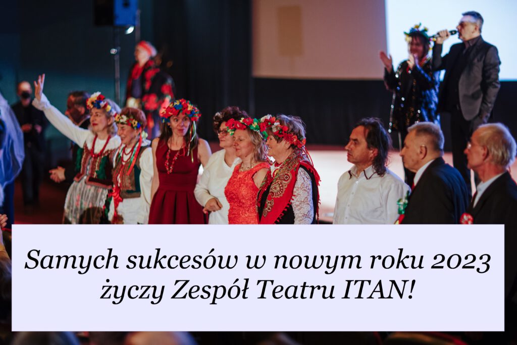 Zdjęcie z premiery "Wesela po krakowsku": aktorzy ITANA machają i uśmiechają się do publiczności, w tle dyrektorka Danusia i reżyser Arktur klaskają i się uśmiechają. Na zdjęciu nżyczenia: "Samych sukcesów w nowym roku 2023 życzy Zespół Teatru ITAN!"
