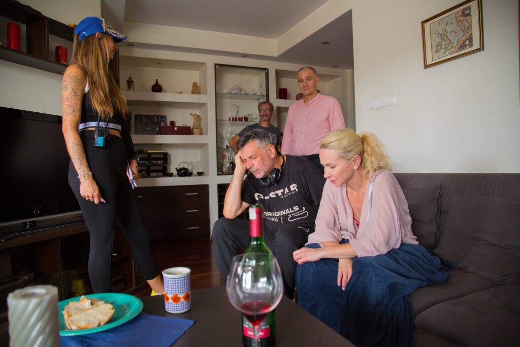 Mieszkanie Kasi. Na kanapie siedzi aktorka Kasia z reżyserem Arturem, rozmawiają o ujęciu. W tle kostiumografka i aktor Maciek. Na stoliku w pierwszym planie niedojedzone kanapki i butelka wina.