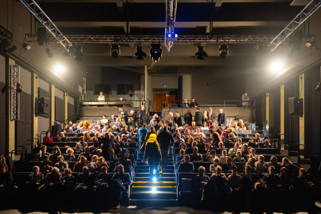 widok na zapełniającą się widownię od strony sceny